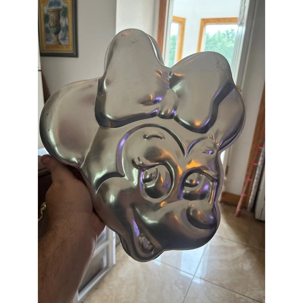 Wilton Minnie Mouse Character Aluminum Cake Pan Silver 515-809.